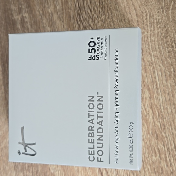 iT Cosmetics Celebration Foundation™ SPF 50+ Shade: Light - Picture 3 of 5